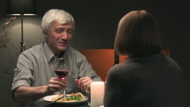 Senior-pareja-en-una-cita-romántica-en-el-restaurante