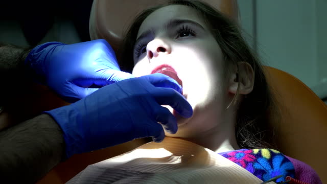 Kleines-Kind-Patienten-besuchen-Spezialist-in-der-Zahnklinik.-Zahnärztliche-Behandlung
