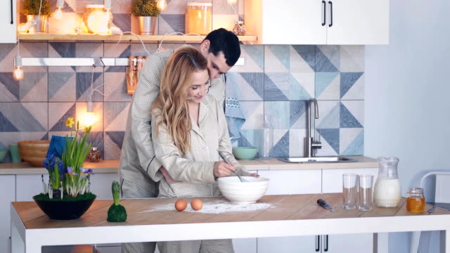 joven-pareja-de-enamorados-cocinar-juntos-en-la-cocina