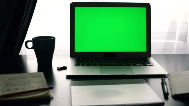 Laptop-with-green-screen.-Programmer's-workplace