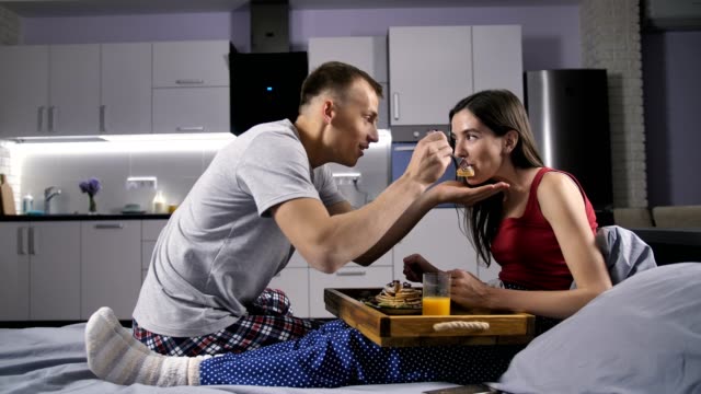 Mann,-die-Fütterung-seiner-Freundin-mit-einem-Frühstück-im-Bett