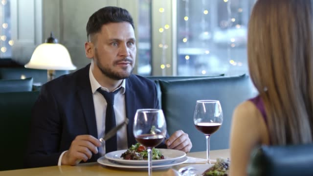 Hombre-chat-con-mujer-en-la-primera-fecha-en-restaurante