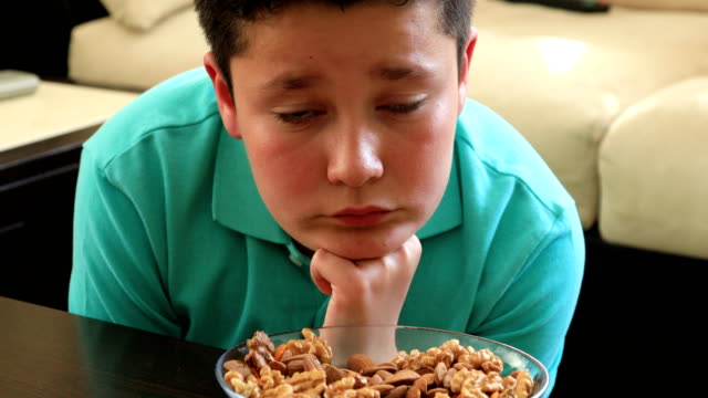 Junge-mit-Nahrungsmittel-Allergie