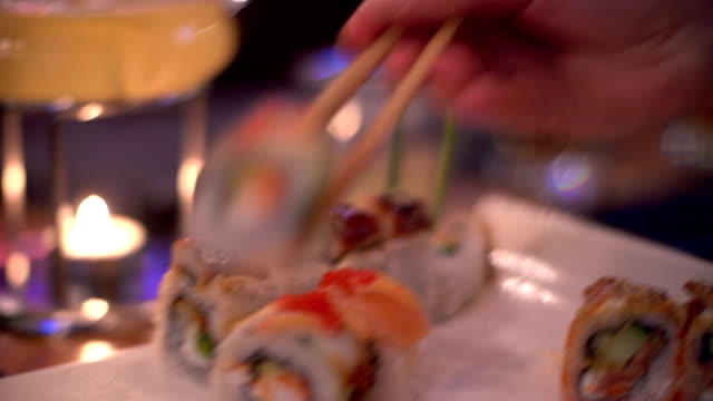 La-comida-es-Maki-Sushi-en-un-restaurante-japonés