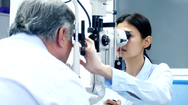 Asiático-de-años-hombre-prueba-ojo-de-vidrio-en-la-clínica.-Personas-con-concepto-sanitario-y-médico.