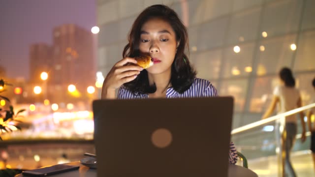 Mujer-usando-laptop-en-café-de-noche,-4k