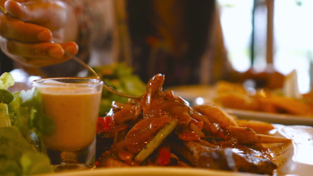 Steak-mit-Messer-schneiden-auf-Platte-durch-asiatische-Frau-im-Luxus-Restaurant.-Gesunde-Ernährung-und-Diät-Konzept.