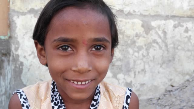 Süße-indische-Mädchen-schaut-in-die-Kamera,-handheld