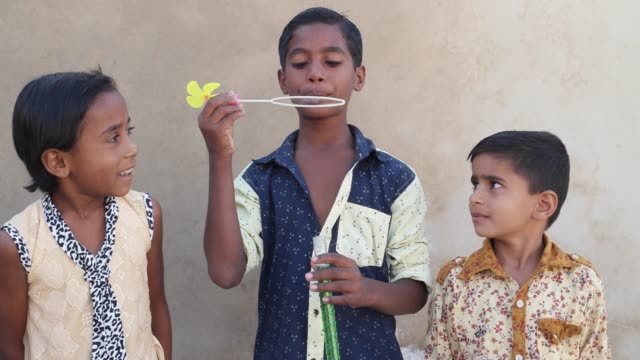 Indische-Kinder-Freunde-Seifenblasen-und-Herumspielen