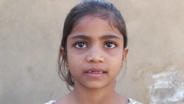 Retrato-de-una-muchacha-India,-con-falta-de-dientes-frontales