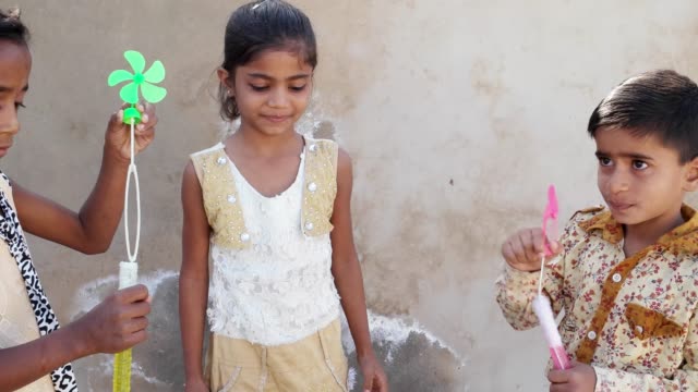 Indische-Kinder-Seifenblasen-und-spielen-mit-Freunden