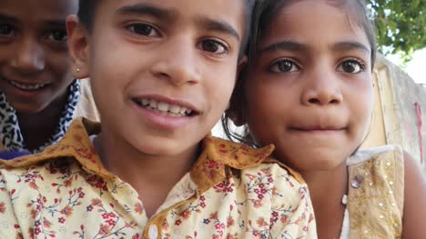Indios-niños-mirando-a-la-cámara-sonriendo,-closeup-mano