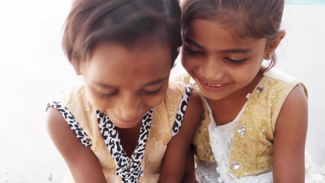 Zwei-indische-Freundinnen-lustige-Viedeo-auf-einem-Touchscreengerät-zusammen,-handheld