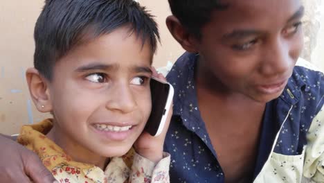 Indios-niños-hablando-por-teléfono-celular-móvil,-emocionado-y-feliz,-hablando