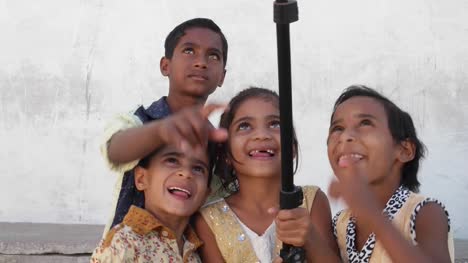 Kinder-unter-Selfies-mit-einem-Selfie-Stock-in-Indien