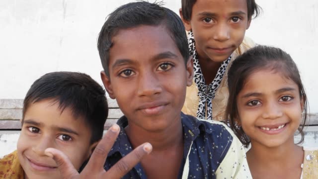 Kinder-spielen,-Spaß-haben-und-ihre-Zungen-herausragen,-für-ein-Foto,-Indien