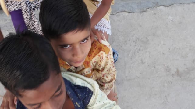 Los-niños-jugar,-divertirse-y-sacando-sus-lenguas-para-autorretratos-en-una-cámara-de-teléfono-móvil,-India