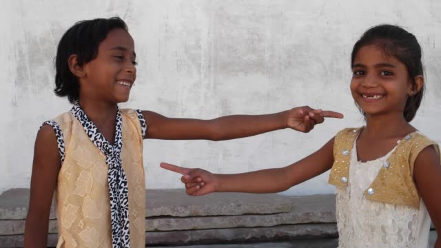 Mädchen-Spaß-necken-und-spielen-mit-einander,-Indien