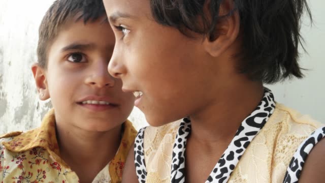 Niños-ocupado-trabajando-en-una-tableta-de-pantalla-táctil-y-discutiendo,-India