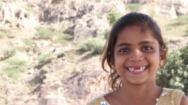 Porträt-eines-indischen-Mädchen-Angst-uund-für-ihr-Gesicht-mit-ihren-Händen-mit-fehlenden-Zähnen