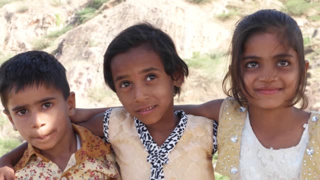 Porträt-der-indischen-Kinder-Freunde-Geschwister-umarmen,-lachen,-spielen-und-Spaß