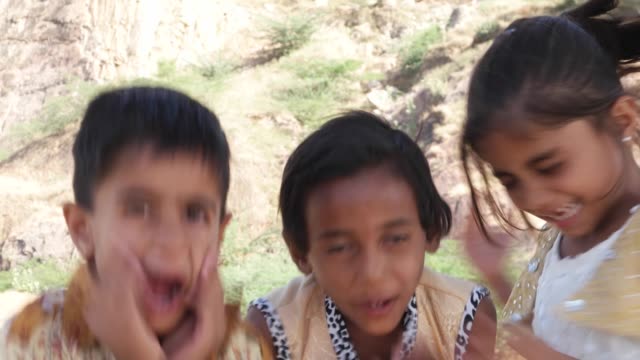 Retrato-de-niños-de-la-India-feliz-y-emocionado,-jugando-y-haciendo-feliz-en-Arenal-en-estado-de-Rajasthán-de-la-India