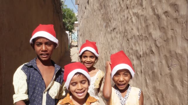 Kinder-mit-Santa-Hüte-läuft-auf-die-Kamera