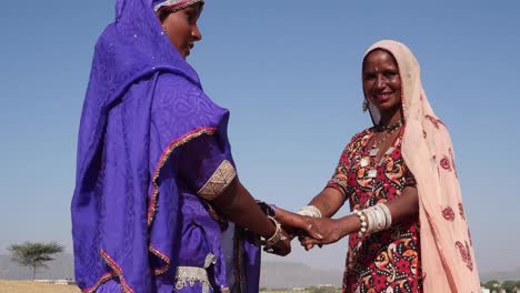 Frauen-tanzen-in-die-Wüste-von-Pushkar-Mela-am-Festival,-Rajasthan