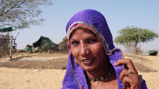 Enge-Porträt-einer-Rajasthani-indische-Frau-vor-ihrer-Hütte-in-der-Wüste