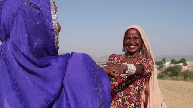 Mujer-nómada-bailando-delante-de-camellos-en-Pushkar-Mela-festival,-India