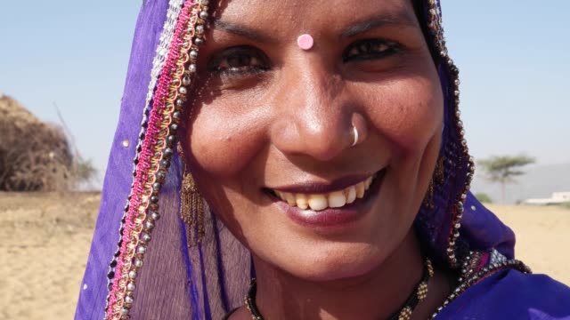 Porträt-von-Nomad-Frau-in-Pushkar,-Indien-hautnah