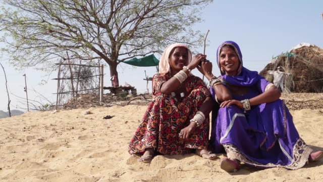 Amigas-de-Rajasthani-en-el-desierto-hablando-por-el-teléfono-móvil