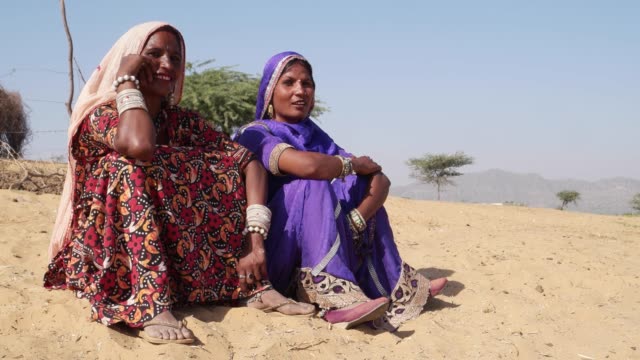 Inclinación-a-a-dos-amigos-de-una-tribu-nómada-en-el-desierto-de-Thar,-India