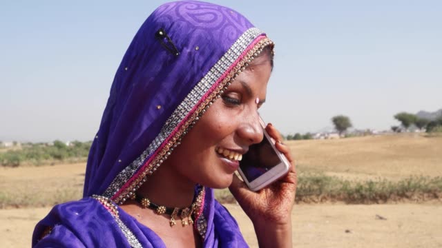 Nahaufnahme-einer-Frau-in-traditioneller-Kleidung-und-Schmuck-Gespräch-auf-ihr-Telefon