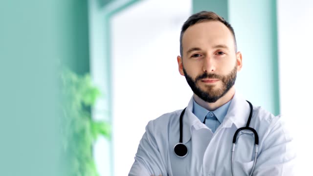 Retrato-de-primer-plano-seguro-Masculino-Director-médico-con-barba-y-blanco-bata-de-laboratorio