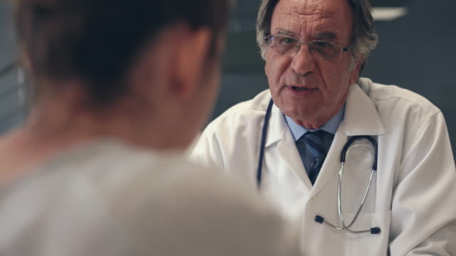 Doctor-and-patient-are-talking
