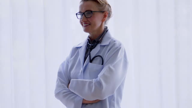 Senior-female-doctor-smiling-happily-listening-in-the-medical-room.