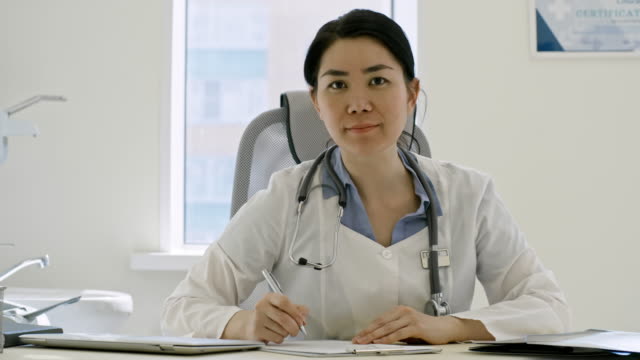Mujer-asiática-médico-en-el-trabajo