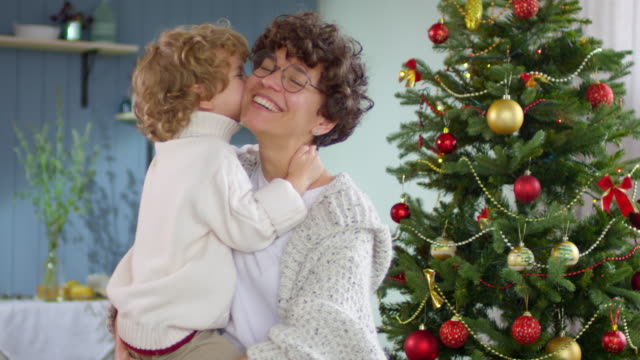 Madre-y-niño,-haciéndose-pasar-por-el-árbol-de-Navidad