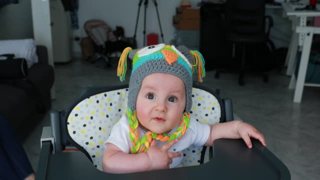 Schöne-Baby-Boy-mit-einem-lustigen-Wolle-Hut-auf-dem-Kopf