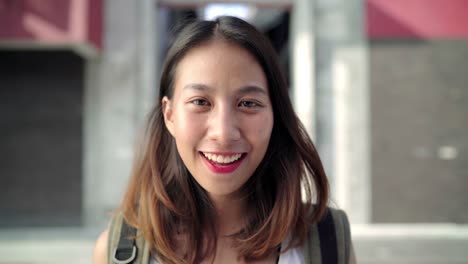 Fröhlich-schönen-jungen-asiatischen-Backpacker-Frau-glücklich-lächelnd-zu-Kamera-unterwegs-in-Chinatown-in-Peking,-China.-Lebensstil-Rucksack-Tourist-Reisen-Urlaub-Konzept.