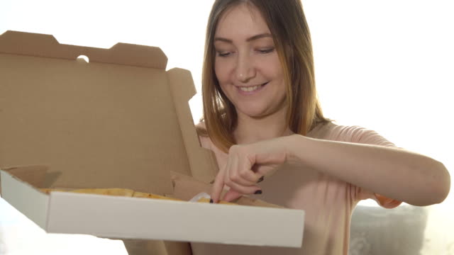 Glückliche-junge-Frau-mit-heiße-Pizza-auf-weißem-Hintergrund.