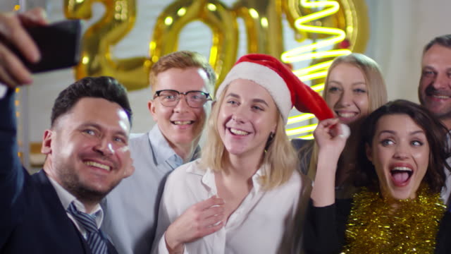 Geschäftsleute,-die-unter-Selfie-auf-neue-Jahre-Party