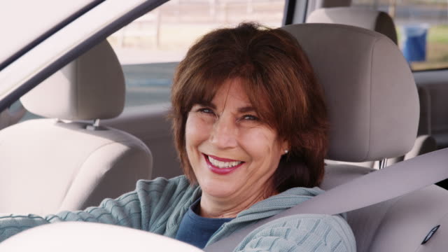 Ältere-Frau-in-Autofahren-Sitz-Blick-aus-Fenster