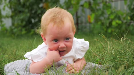 Baby-Gesicht-im-Alter-von-0---6-Monate.-Kinderkrankheiten-Konzept.
