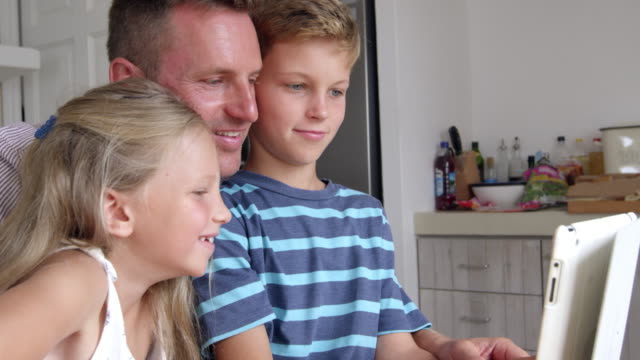 Familia-tomando-Selfie-en-tableta-Digital-tiro-en-R3D