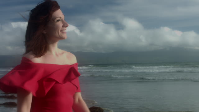4k-la-foto-de-una-mujer-posando-y-sonriendo-en-la-playa