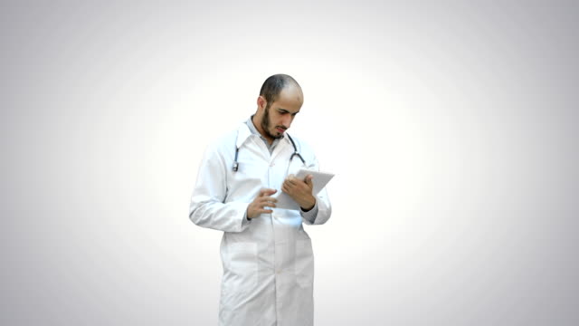 Männlicher-Arzt-mit-digitalem-Tablet-auf-weißem-Hintergrund