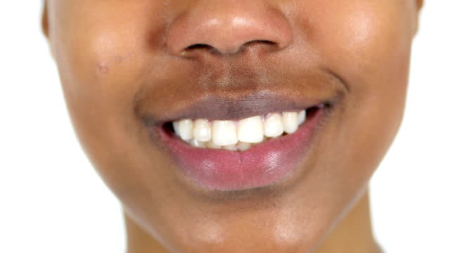 Lächelnde-Lippen,-Nahaufnahme-von-Black-Woman
