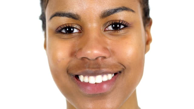 Lächelnd-Young-Black-Woman-Face,-weißer-Hintergrund